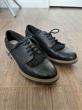 Clarks Griffin Mabel lace-up shoes featuring fringe details